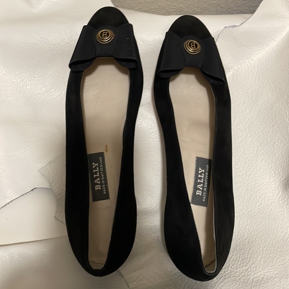 BALLY- NWOT - 8.5 - Gorgeous Black suede low heeled pumps w/grosgrain bows. - Picture 6 of 9